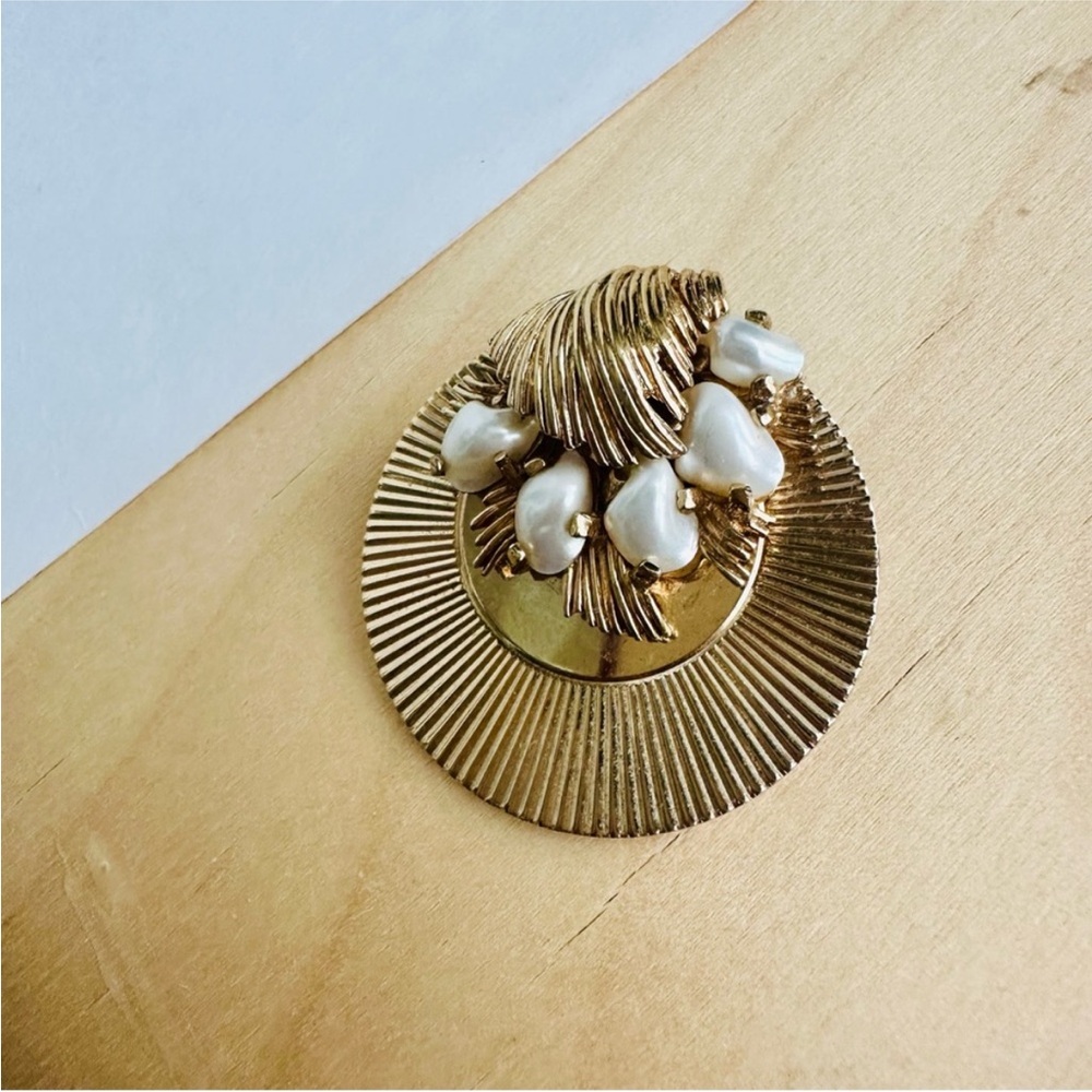 Vintage 1.5” BOUCHER Gold Tone Circular Brooch w Art Deco Style & Faux Pearls - Picture 6 of 6
